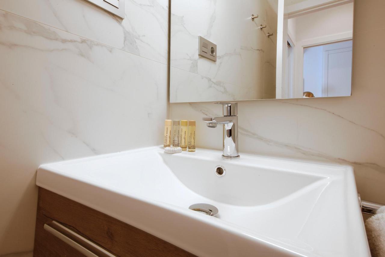 Tirso Suite Madrid Esterno foto
